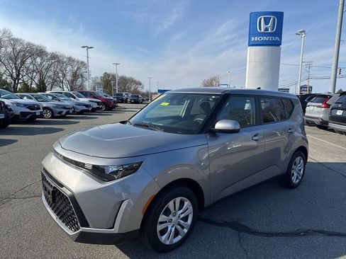Used 2023 Kia Soul FWD image 1
