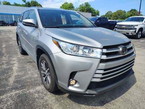 Used 2017 Toyota Highlander XLE AWD/4WD image 3