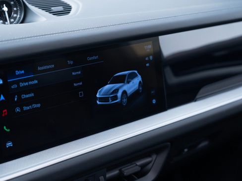 Certified 2025 Porsche Cayenne image 28