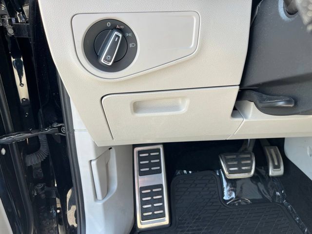 Used 2024 Volkswagen Tiguan SE R-Line FWD image 33