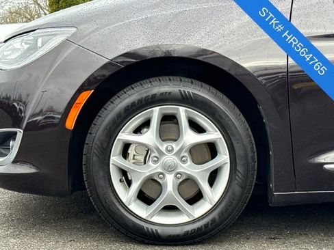 Used 2017 Chrysler Pacifica Touring-L Plus w/ Tire & Wheel Group image 4