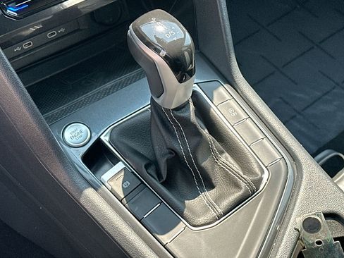 Used 2024 Volkswagen Tiguan SE image 19