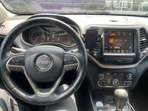 Used 2017 Jeep Cherokee Latitude w/ Cold Weather Group FWD image 6