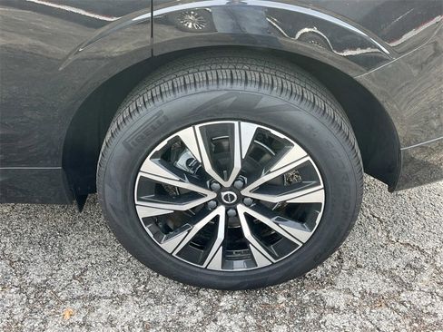 Used 2024 Volvo XC60 B5 Plus image 11