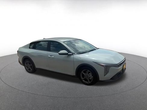 Used 2025 Kia K4 FWD image 2
