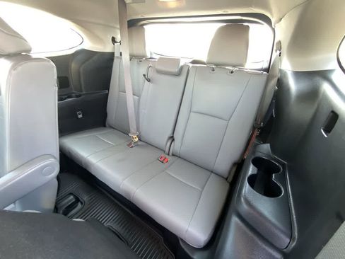 Used 2022 Toyota Highlander XLE AWD/4WD image 24