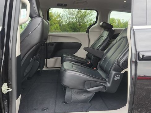 Used 2024 Chrysler Pacifica Touring-L FWD image 14