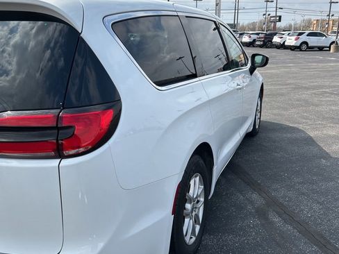 Used 2025 Chrysler Pacifica Select image 15