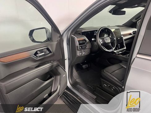 Used 2025 GMC Yukon Denali AWD/4WD image 9