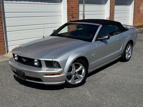 Used 2009 Ford Mustang GT RWD image 3