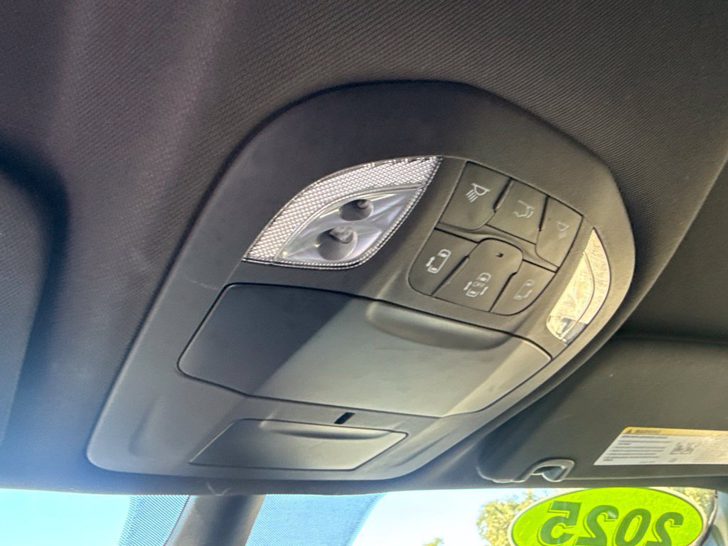 Used 2025 Chrysler Pacifica Select FWD image 20