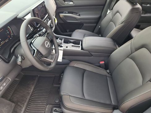 New 2026 Nissan Pathfinder SL image 9