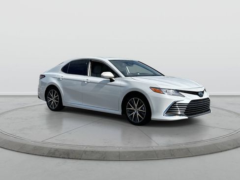 Used 2022 Toyota Camry XLE FWD image 2