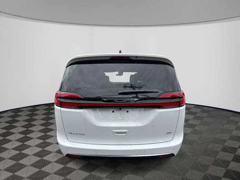 New 2027 Chrysler Pacifica Select AWD/4WD image 3