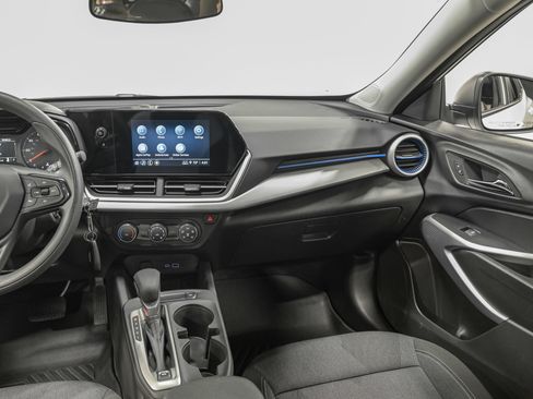Used 2025 Chevrolet Trax LS FWD image 30