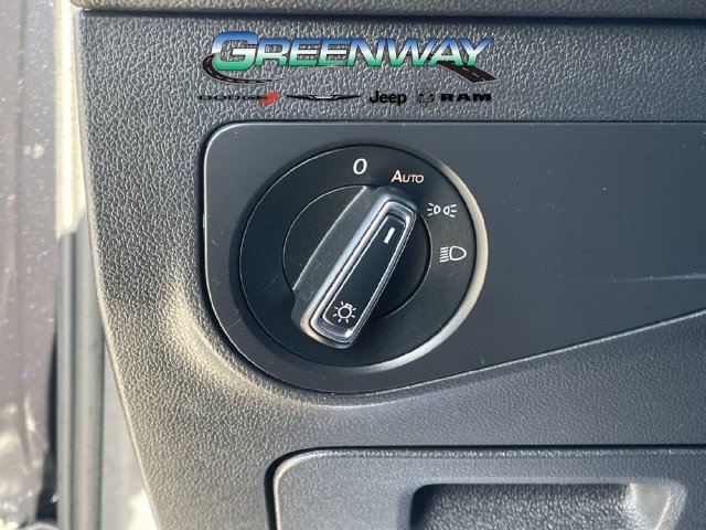 Used 2021 Volkswagen Tiguan SE w/ Panoramic Sunroof Package FWD image 26