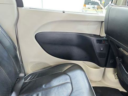 Used 2019 Chrysler Pacifica Limited FWD image 26