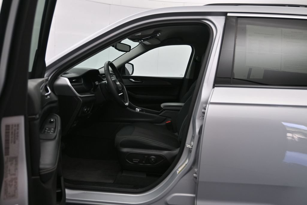 Used 2023 Jeep Grand Cherokee Laredo w/ Luxury Tech Group I AWD/4WD image 20