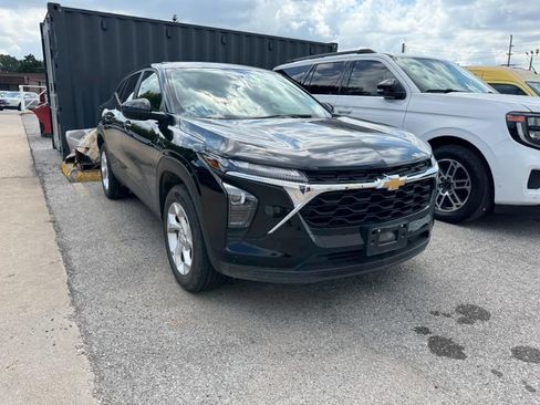 Used 2025 Chevrolet Trax LS w/ LS Convenience Package FWD image 3