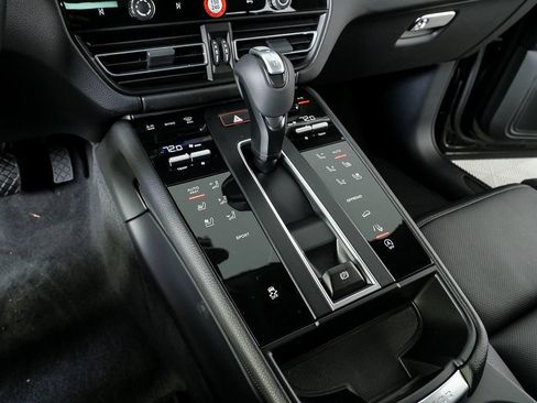 Used 2026 Porsche Macan AWD/4WD image 19