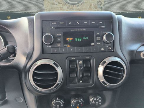 Used 2016 Jeep Wrangler Unlimited Rubicon w/ Connectivity Group AWD/4WD image 13