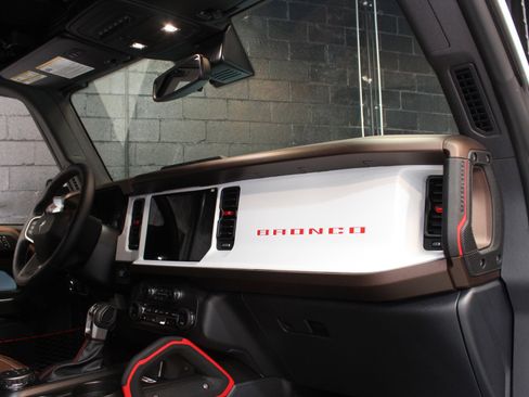 Used 2024 Ford Bronco Heritage Edition AWD/4WD image 44