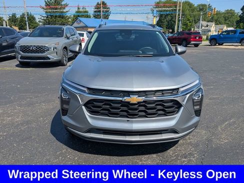 Used 2024 Chevrolet Trax LT w/ Driver Confidence Package FWD image 2
