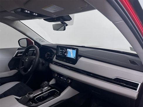 Used 2025 Mitsubishi Outlander SE image 25