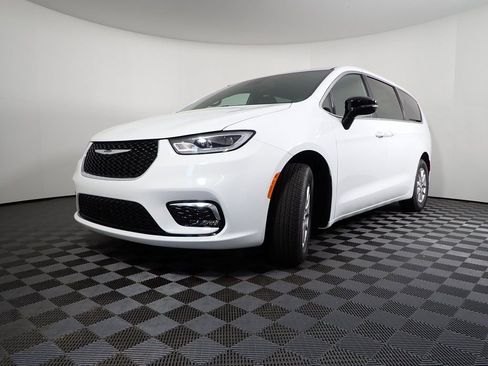 New 2026 Chrysler Pacifica Select image 9