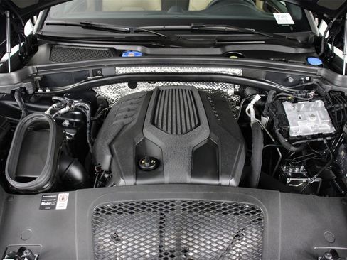 Certified 2025 Porsche Macan image 26