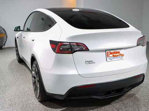 Used 2023 Tesla Model Y Long Range image 9
