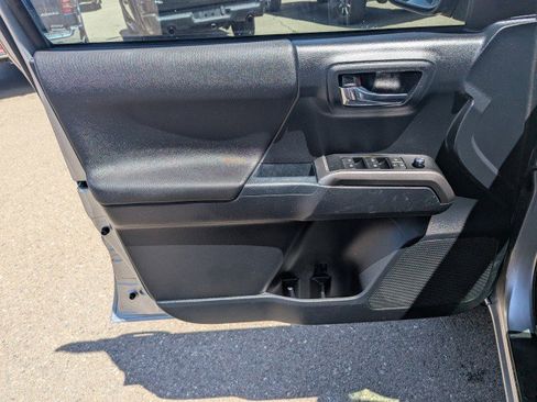 Used 2018 Toyota Tacoma TRD Off-Road AWD/4WD image 9