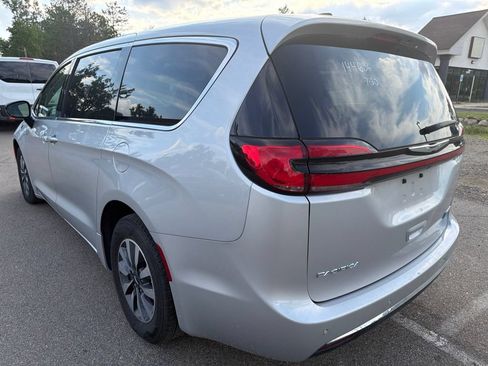 Used 2024 Chrysler Pacifica Limited FWD image 8