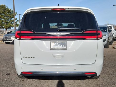 Certified 2024 Chrysler Pacifica Touring-L image 10