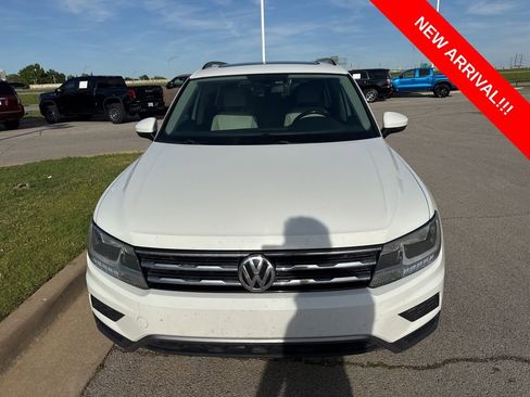 Used 2018 Volkswagen Tiguan SE w/ Panoramic Sunroof Package image 2