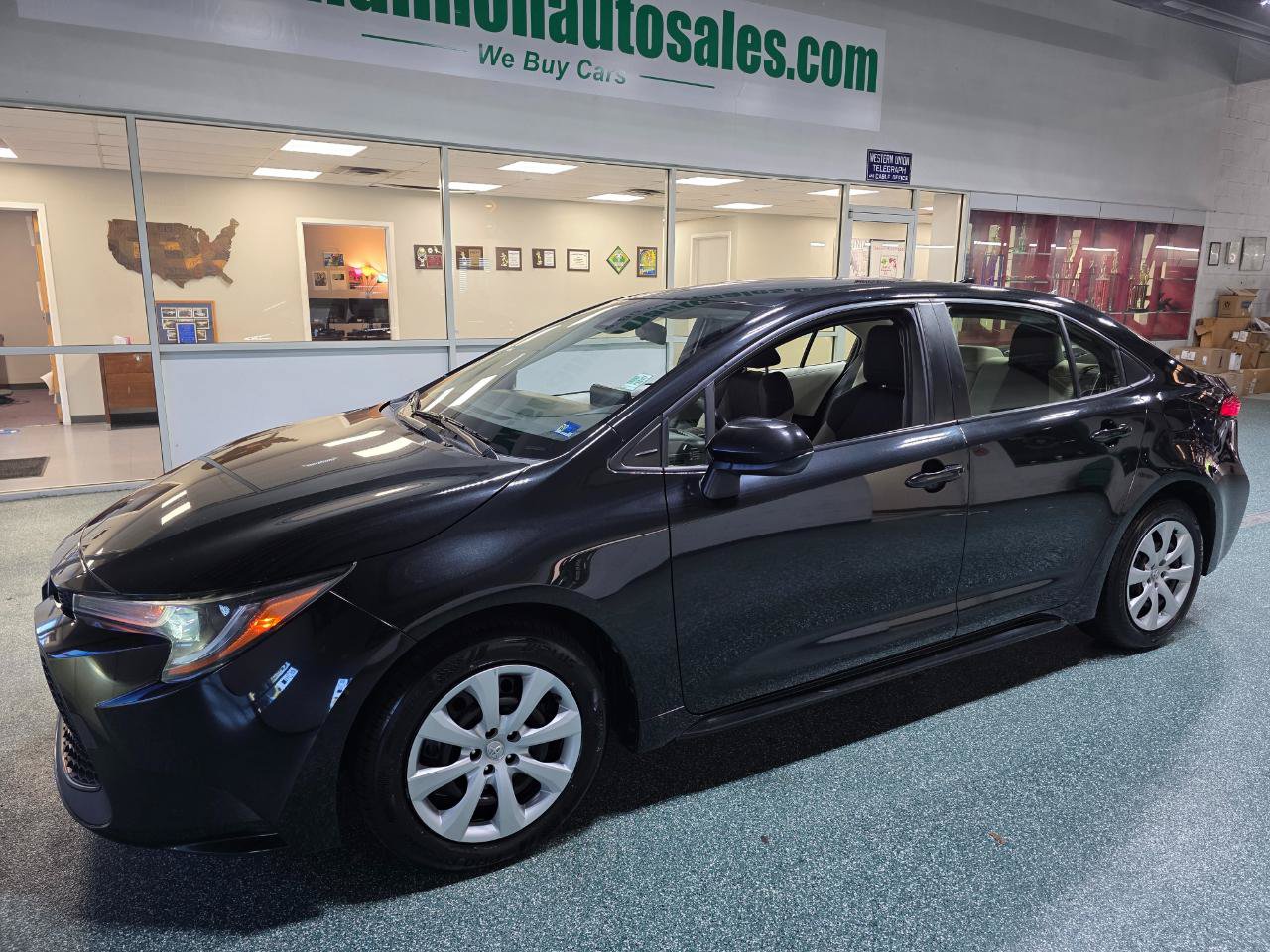 Used 2022 Toyota Corolla LE FWD image 2