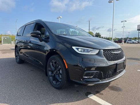 New 2026 Chrysler Pacifica Limited w/ S Appearance Package image 2