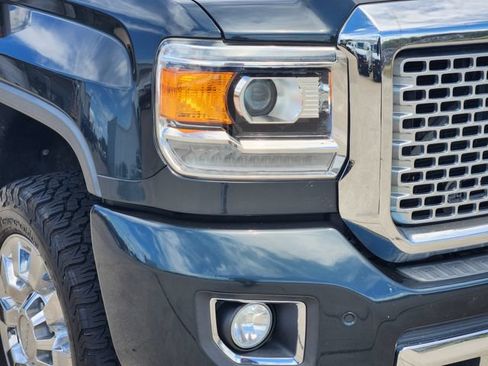 Used 2017 GMC Sierra 2500 Denali w/ Duramax Plus Package AWD/4WD image 9