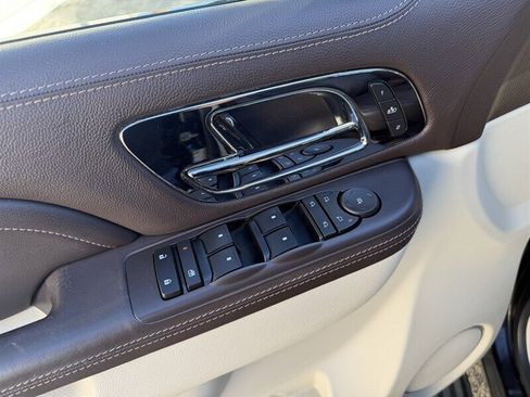 Used 2011 Cadillac Escalade Platinum image 17