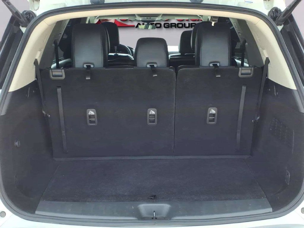 Used 2024 Nissan Pathfinder Platinum w/ Black Appearance Package FWD image 9