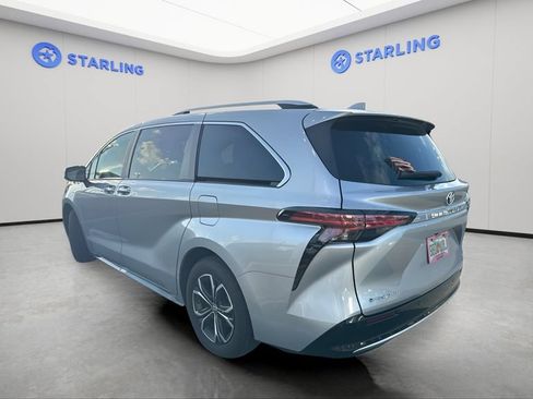 Used 2025 Toyota Sienna Platinum AWD/4WD image 3