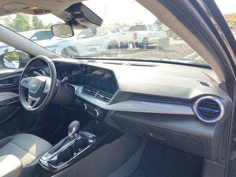 Used 2025 Chevrolet Trax LT w/ LT Convenience Package FWD image 27