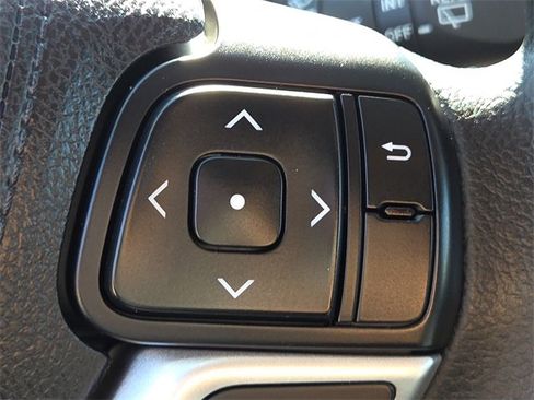 Used 2016 Toyota Highlander LE image 25