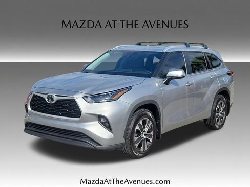 Used 2024 Toyota Highlander XLE AWD/4WD image 1