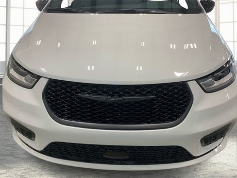 Used 2025 Chrysler Pacifica Limited image 22