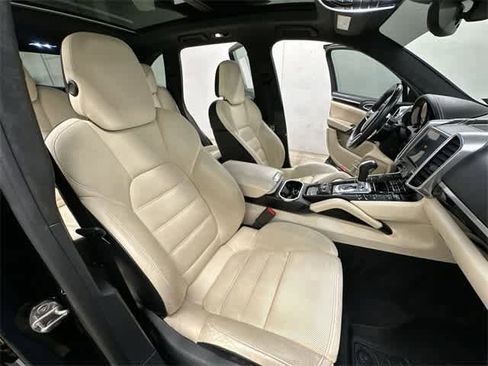 Used 2017 Porsche Cayenne Turbo image 22
