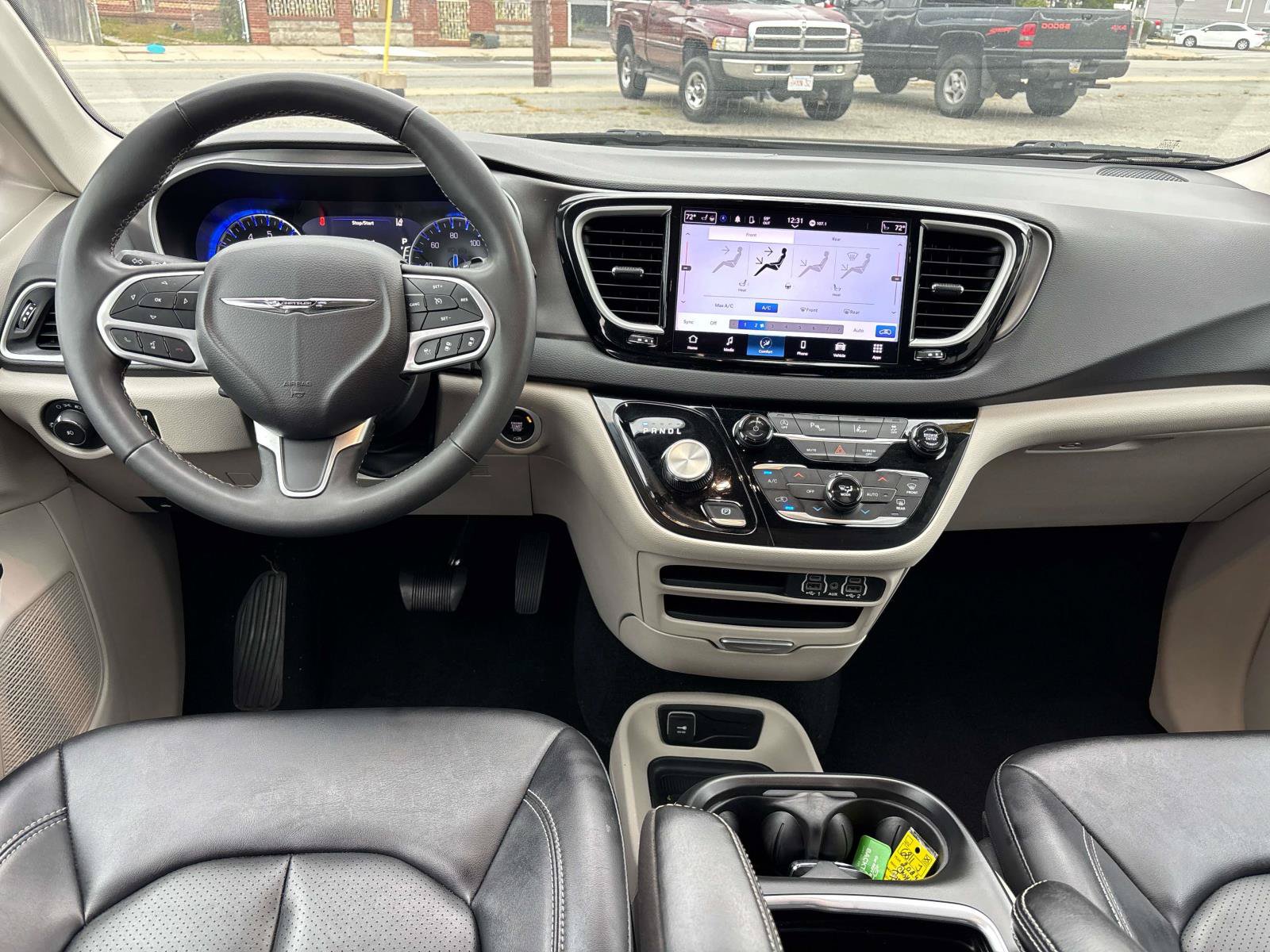 Used 2024 Chrysler Pacifica Touring-L FWD image 14
