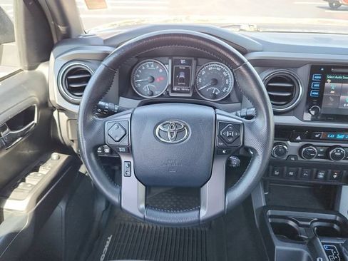 Used 2017 Toyota Tacoma TRD Off-Road w/ Premium & Technology Package AWD/4WD image 9