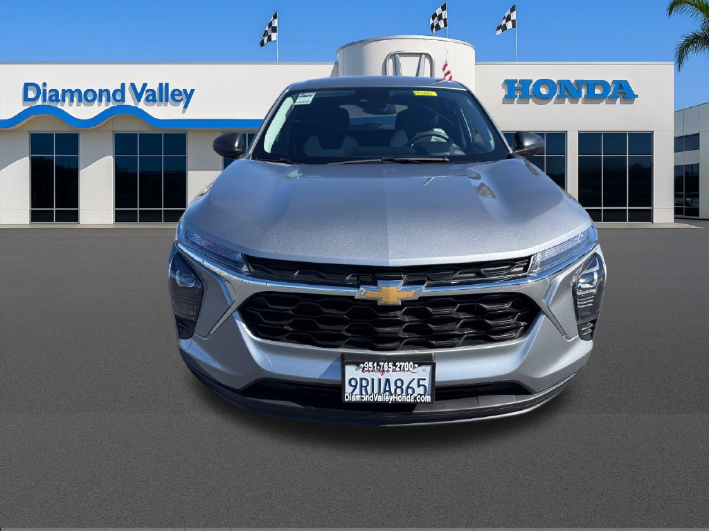 Used 2025 Chevrolet Trax LS FWD image 2