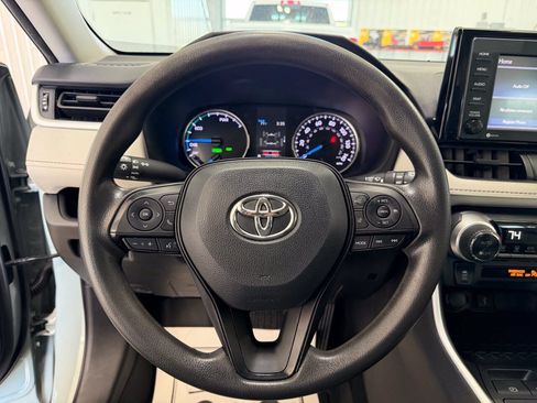 Used 2022 Toyota RAV4 XLE AWD/4WD image 17
